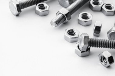 Beyaz arkaplanda fındık / cıvata / vida kapatma