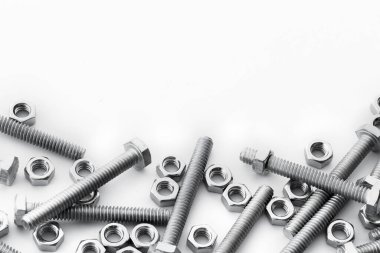 Beyaz arkaplanda fındık / cıvata / vida kapatma