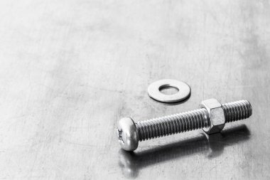 Beyaz arkaplanda fındık / cıvata / vida kapatma