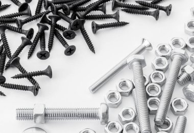 Beyaz arkaplanda fındık / cıvata / vida kapatma