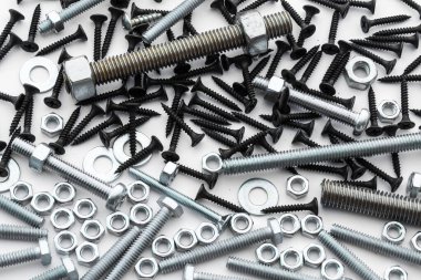 Beyaz arkaplanda fındık / cıvata / vida kapatma