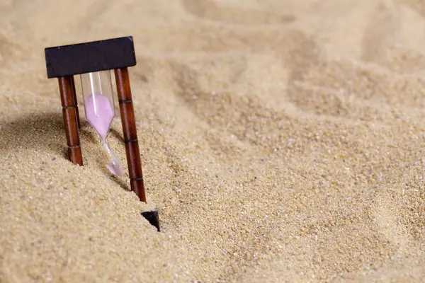 해변에 Hourglass 텍스트 메시지를 추가하기위한 공간이있는 카운트 글래스에서 시간을 — 스톡 사진