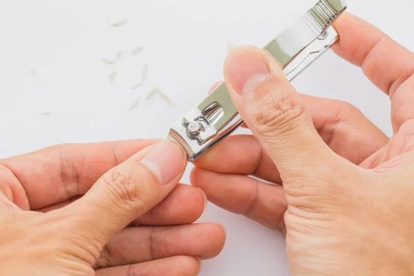 Adam beyaz arka planda tırnaklarını cımbızla kesiyor. Çivi bakımı illüstrasyonları Hijyenleri için.