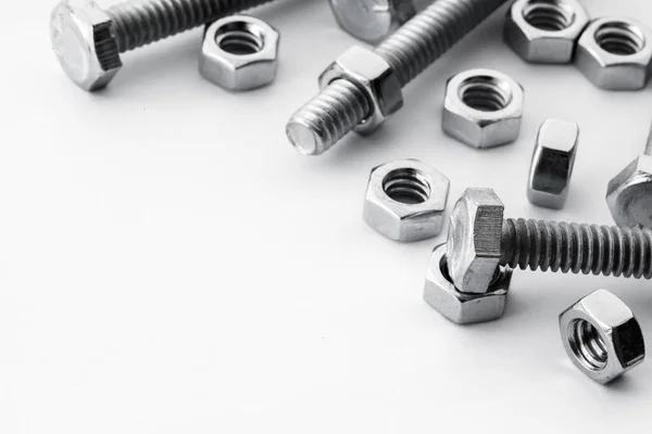 Beyaz arkaplanda fındık / cıvata / vida kapatma