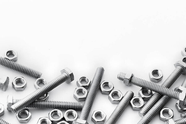 Орехи / болты / Винты крупным планом на белом фоне
