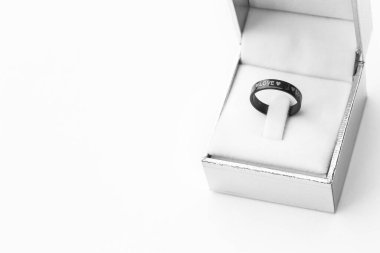 Soyut beyaz aşk yüzüğü kutunun üzerinde. Nişan yüzüğü beyaza. Valentine resim arkaplanı.