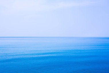 Kopyalama alanı olan mavi deniz yüzeyi.