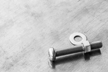 Beyaz arka planda vidalar, paslanmaz fındıklar ve cıvatalar. Metin iletisi için üst görünüm Resim alanı, web sitesi için düz konum flaması.