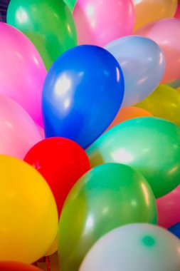 Parlak renkli balonlar. Arkaplan, metin iletisi veya arkaplan grafik tasarımı eklemek için resim.