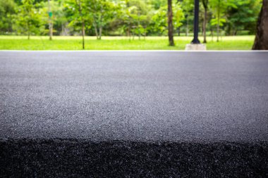Yürüme egzersizi veya koşu için beyaz çizgi yolu olan soyut asfalt yol yüzeyi. Mesaj ya da tasarım sanatı için resim ekleyin. Sağlıklı Zindelik Arkaplanı.