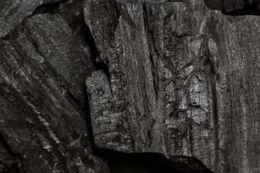 Yaşlı ağaçtan doğal siyah kömür yüzeyi. Kışın ya da ev halkı için yüksek odun enerjisi kömürü.