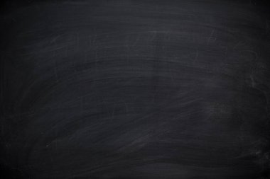 Tahtaya ya da karatahta dokusuna kazınmış soyut tebeşir. Arkaplan için okul tahtasını temizle ya da mesaj göndermek için alanı kopyala. Eğitim kavramlarının arkaplanı.