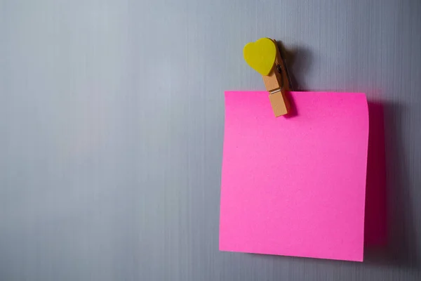 Buzdolabının kapısında boş kağıt çarşaf. Mıknatıslı kağıt not