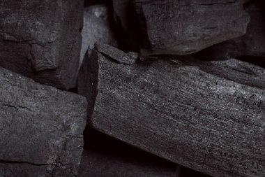 Yaşlı ağaçtan gelen doğal siyah kömür. Kışın ya da ev halkı için yüksek odun enerjisi kömürü.
