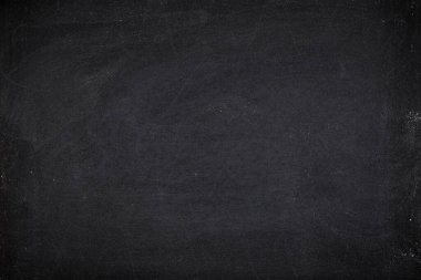 Tahtaya ya da karatahta dokusuna kazınmış soyut tebeşir. Arkaplan için okul tahtasını temizle ya da mesaj göndermek için alanı kopyala. Eğitim kavramlarının arkaplanı.