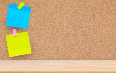 Tıpa panosundaki soyut kağıt raptiye. Metin veya tasarım web sitesi eklemek için boş notlar. Ahşap çerçeve ve üzerinde etiket notu.