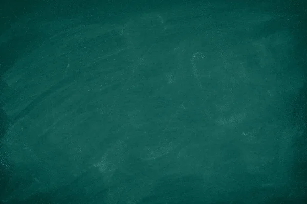 Yeşil Kiremit tahtası. Geçmiş için tebeşir dokusu okul yönetim kurulu görüntüsü. Tebeşir izleri metin veya grafik tasarımı için kopyalama alanı ile silindi. Eğitim kavramlarının arkaplanı