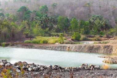 Güneş ışığı ve rüzgârlı temiz hava ağaçları arka plan için sabah kanalda usulca esiyordu. Yüksek dağ gölü.