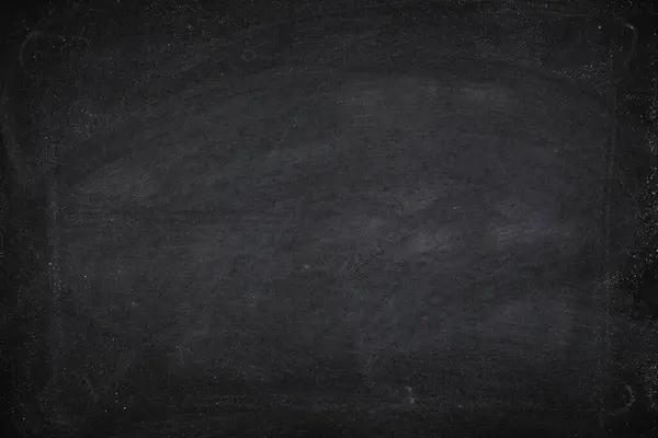 Tahtaya ya da karatahta dokusuna kazınmış soyut tebeşir. Arkaplan için okul tahtasını temizle ya da mesaj göndermek için alanı kopyala. Eğitim kavramlarının arkaplanı.