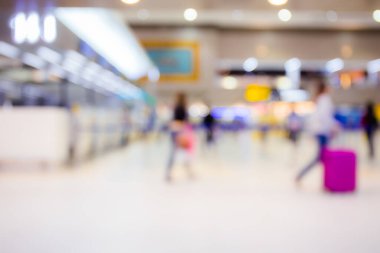 Bulanık arkaplan. Yolcu, havaalanı terminalinde uçuş için bekliyor ya da bilet gişesinde Bokeh ışığıyla hareket bulanıklığı. Seyahat kavramı