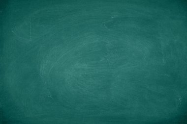 Yeşil Kiremit tahtası. Geçmiş için tebeşir dokusu okul yönetim kurulu görüntüsü. Tebeşir izleri metin veya grafik tasarımı için kopyalama alanı ile silindi. Eğitim kavramlarının arkaplanı
