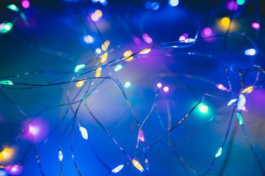 LED elektrik telinin seçici odak noktası renkli ışık. Tasarım mesajı için Mutlu Noeller ve Mutlu yıllar arkaplanı.