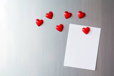 Buzdolabının kapısında boş kağıt çarşaf. Manyetik kalbi olan not kağıdı. Valentine mesaj gönder..