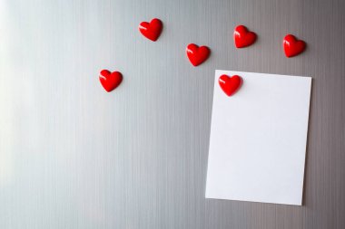 Buzdolabının kapısında boş kağıt çarşaf. Manyetik kalbi olan not kağıdı. Valentine mesaj gönder..