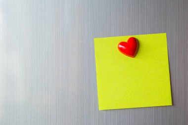 Buzdolabının kapısında boş kağıt çarşaf. Manyetik kalbi olan not kağıdı. Valentine mesaj gönder..