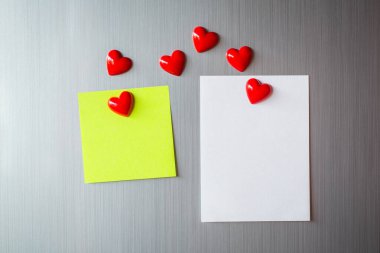 Buzdolabının kapısında boş kağıt çarşaf. Manyetik kalbi olan not kağıdı. Valentine mesaj gönder..