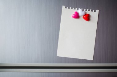 Buzdolabının kapısında boş kağıt çarşaf. Manyetik kalbi olan not kağıdı. Valentine mesaj gönder..