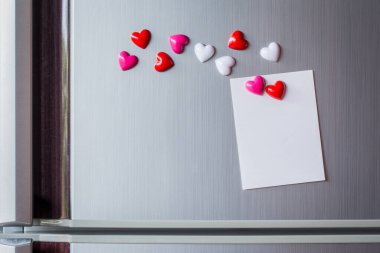 Buzdolabının kapısında boş kağıt çarşaf. Manyetik kalbi olan not kağıdı. Valentine mesaj gönder..