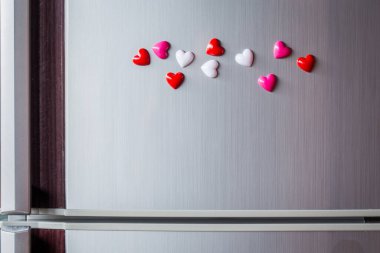 Buzdolabının kapısında boş kağıt çarşaf. Manyetik kalbi olan not kağıdı. Valentine mesaj gönder..