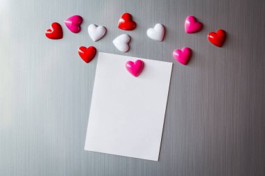 Buzdolabının kapısında boş kağıt çarşaf. Manyetik kalbi olan not kağıdı. Valentine mesaj gönder..