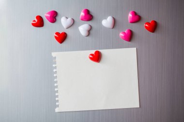 Buzdolabının kapısında boş kağıt çarşaf. Manyetik kalbi olan not kağıdı. Valentine mesaj gönder..