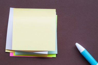 Tahta masanın üzerinde beyaz not defteri açık sayfalar.