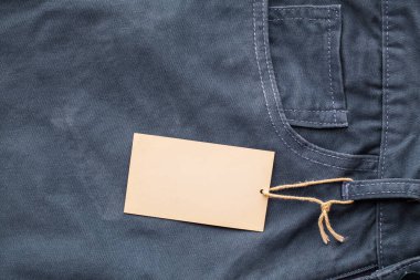 Metinleri doldurmak için etiketi boş olan mavi kot pantolonun klasik tonu