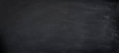 Tahtaya ya da karatahta dokusuna kazınmış soyut tebeşir. Arkaplan için okul tahtasını temizle ya da mesaj göndermek için alanı kopyala. Eğitim kavramlarının arkaplanı.