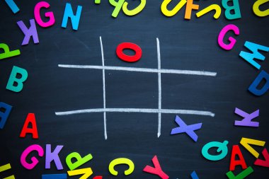 Soyut Tic Tac Toe oyun rekabet. XO Win Challecge kavramı kara tahta üzerinde