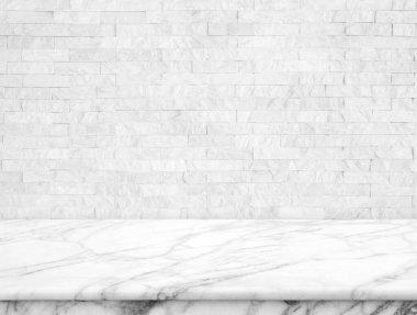 Beyaz tuğla duvar zemininde soyut doğal desen mermer zemin. Grafik standı ürünü, iç tasarım veya montaj için mermer tablonun üst görünümü nesnenizi gösterir.
