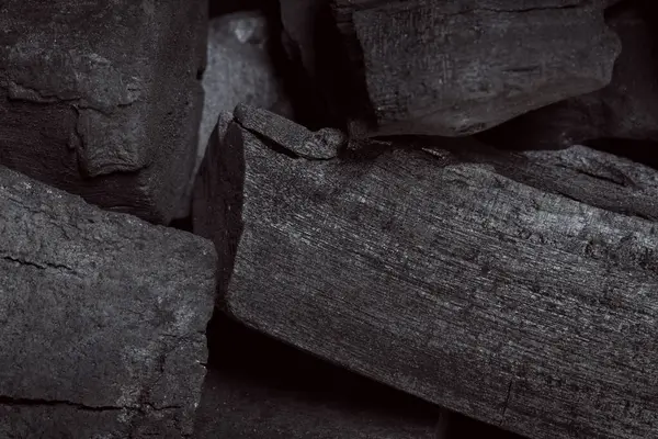 Yaşlı ağaçtan gelen doğal siyah kömür. Kışın ya da ev halkı için yüksek odun enerjisi kömürü.