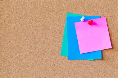 Tıpa panosundaki soyut kağıt raptiye. Metin veya tasarım web sitesi eklemek için boş notlar. çıkartma notu