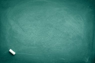 Yeşil Kiremit tahtası. Geçmiş için tebeşir dokusu okul yönetim kurulu görüntüsü. Tebeşir izleri metin veya grafik tasarımı için kopyalama alanı ile silindi. Eğitim kavramlarının arkaplanı