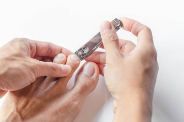 Adam beyaz arka planda cımbızla ayak tırnaklarını kesiyor. Çivi bakımı illüstrasyonları Hijyenleri için.