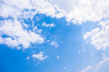 Soyut parlak güneş ışığı arkaplanı ışık efektli, mercek gerçekçi bir illüstrasyon. Arkaplan tasarımı için gün doğumunda ya da gün batımında altın ışıklarıyla güneş parlaması.