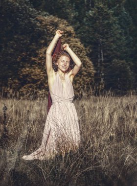 Doğadaki güzel şaman kadın.