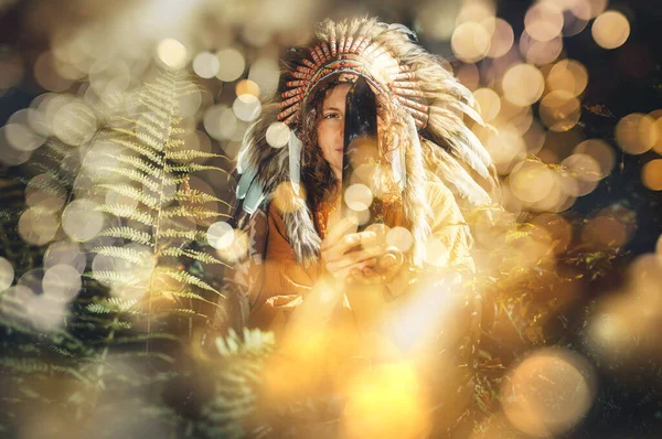 Vacker Indian Flicka Naturen Håller Den Naturliga Skydd Kristall — Stockfoto