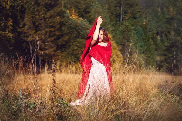Krásná Šamanská Žena Přírodě — Stock fotografie