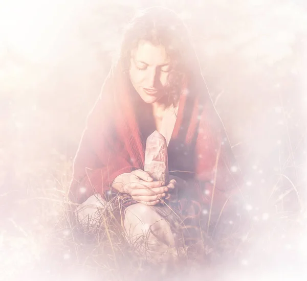 自然の中で美しいシャーマンの女性と地球の儀式 彼女の手にバラの大きな結晶を保持する女性 細密画効果 — ストック写真