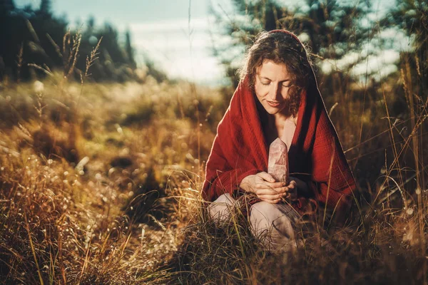 Vacker Shamansk Kvinna Naturen Och Ceremoni Jorden Kvinna Som Håller — Stockfoto